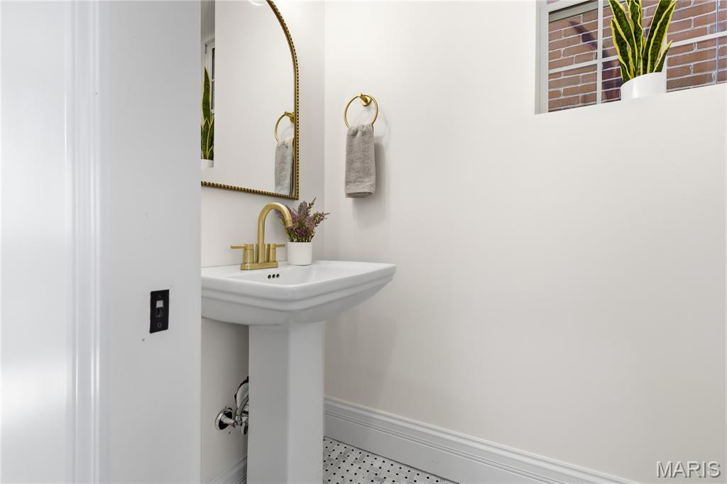 5632 S Magnolia Avenue