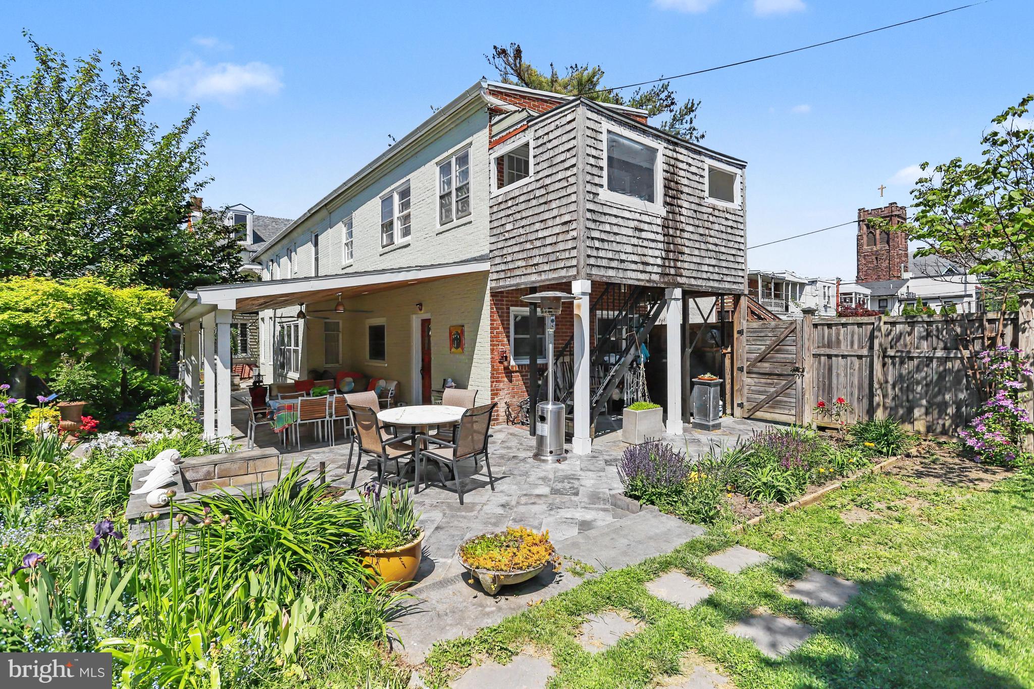 425 N QUEEN STREET