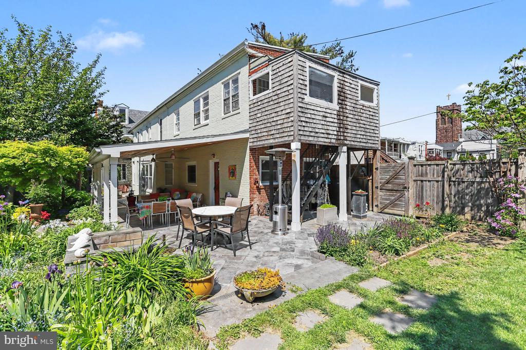 425 N QUEEN STREET