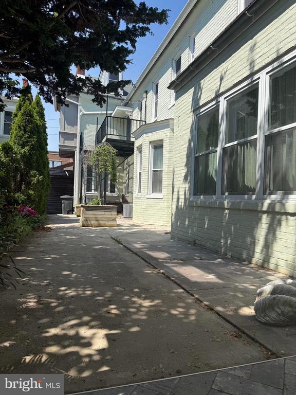 425 N QUEEN STREET