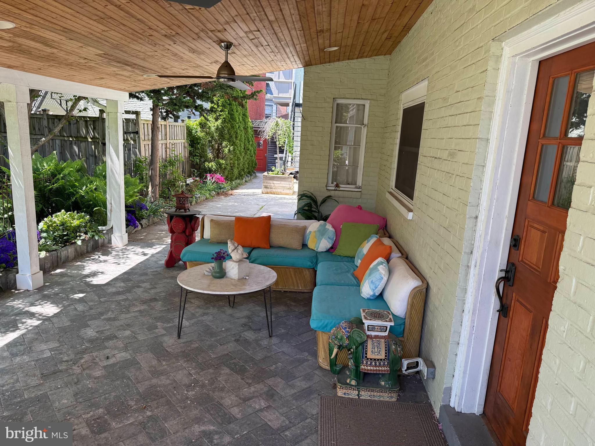 425 N QUEEN STREET