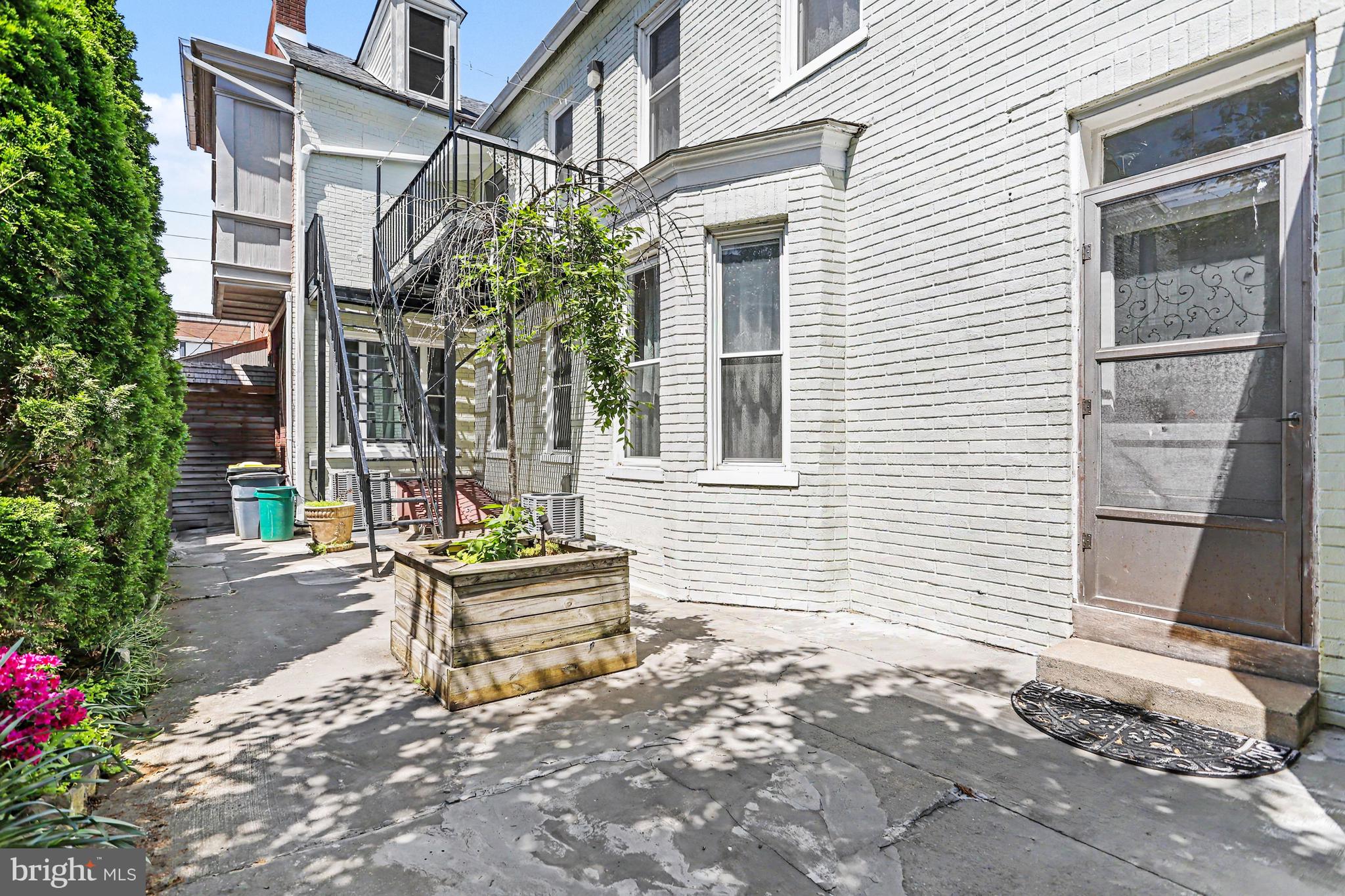 425 N QUEEN STREET