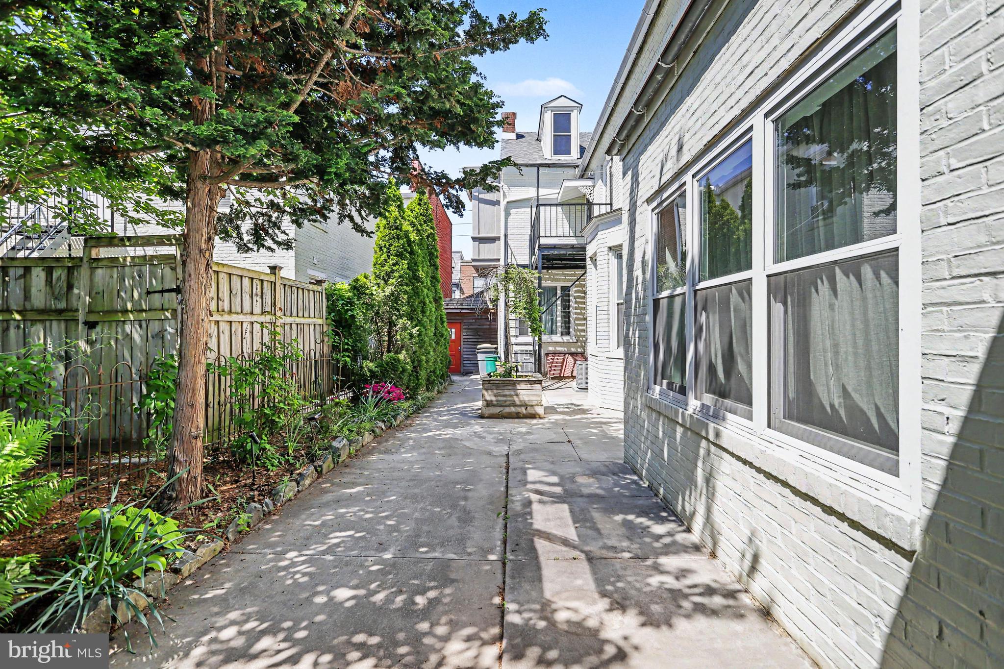 425 N QUEEN STREET