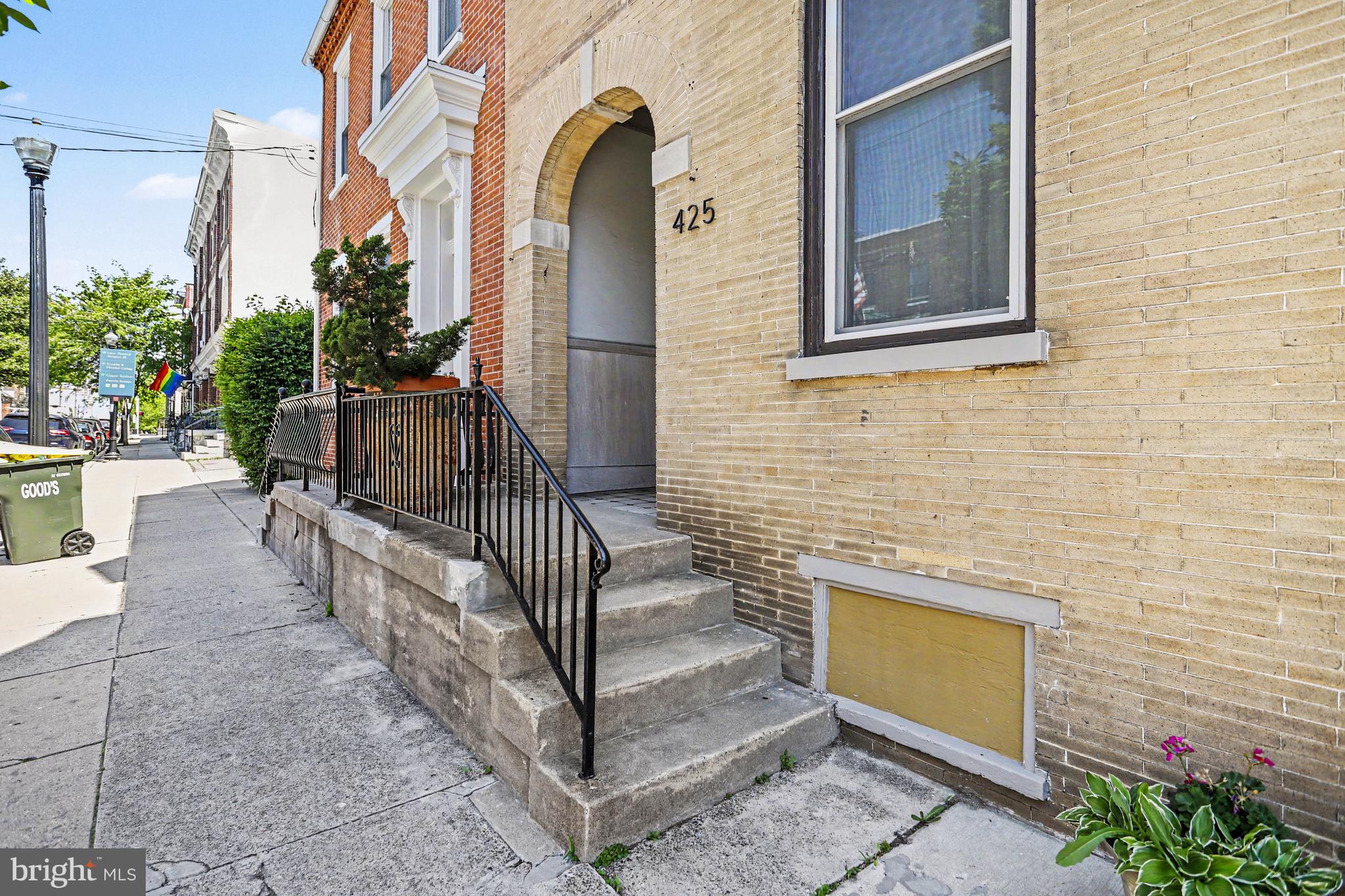 425 N QUEEN STREET