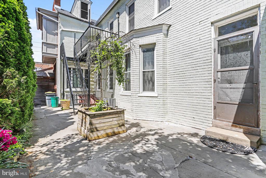 425 N QUEEN STREET