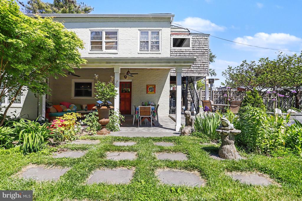 425 N QUEEN STREET