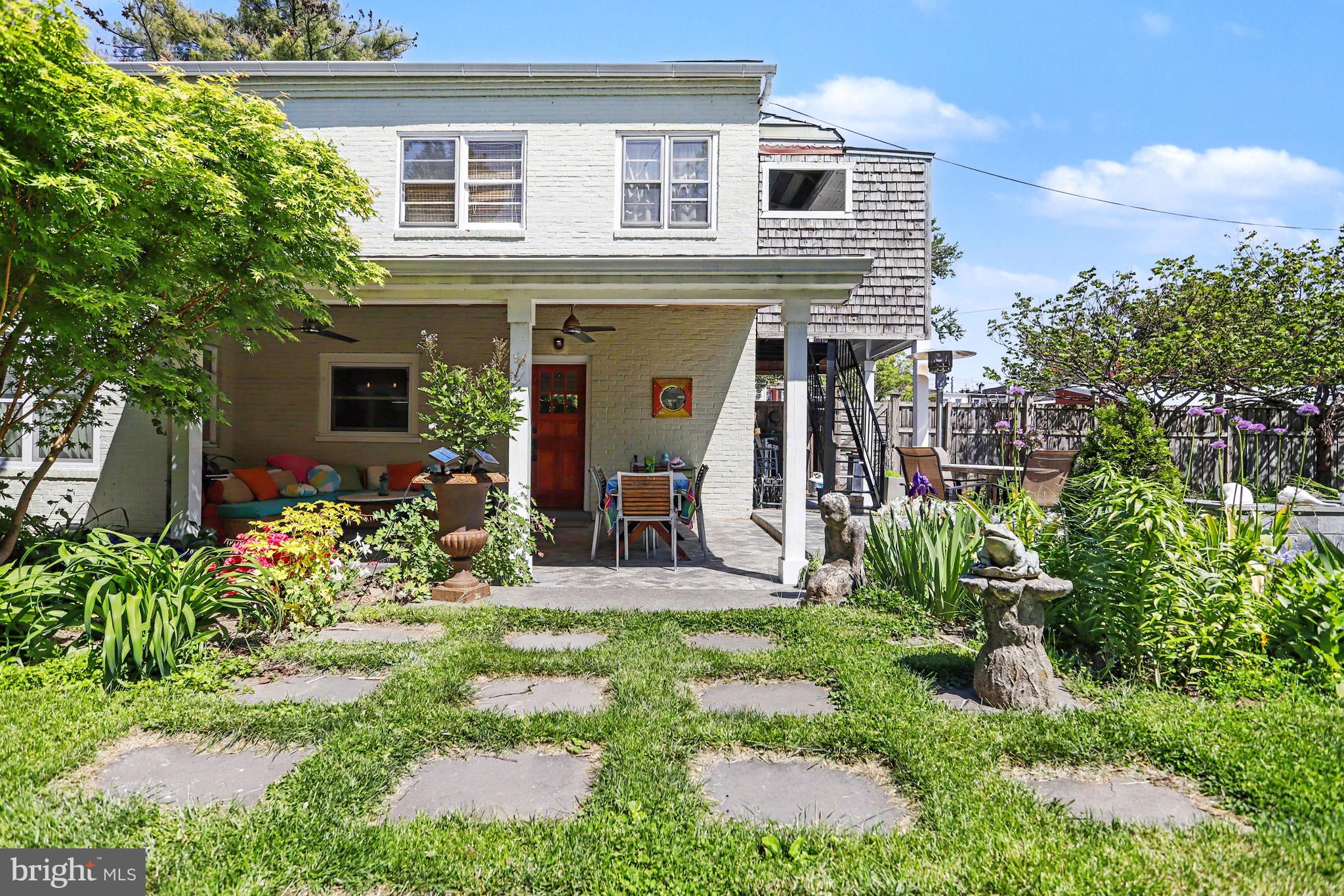 425 N QUEEN STREET