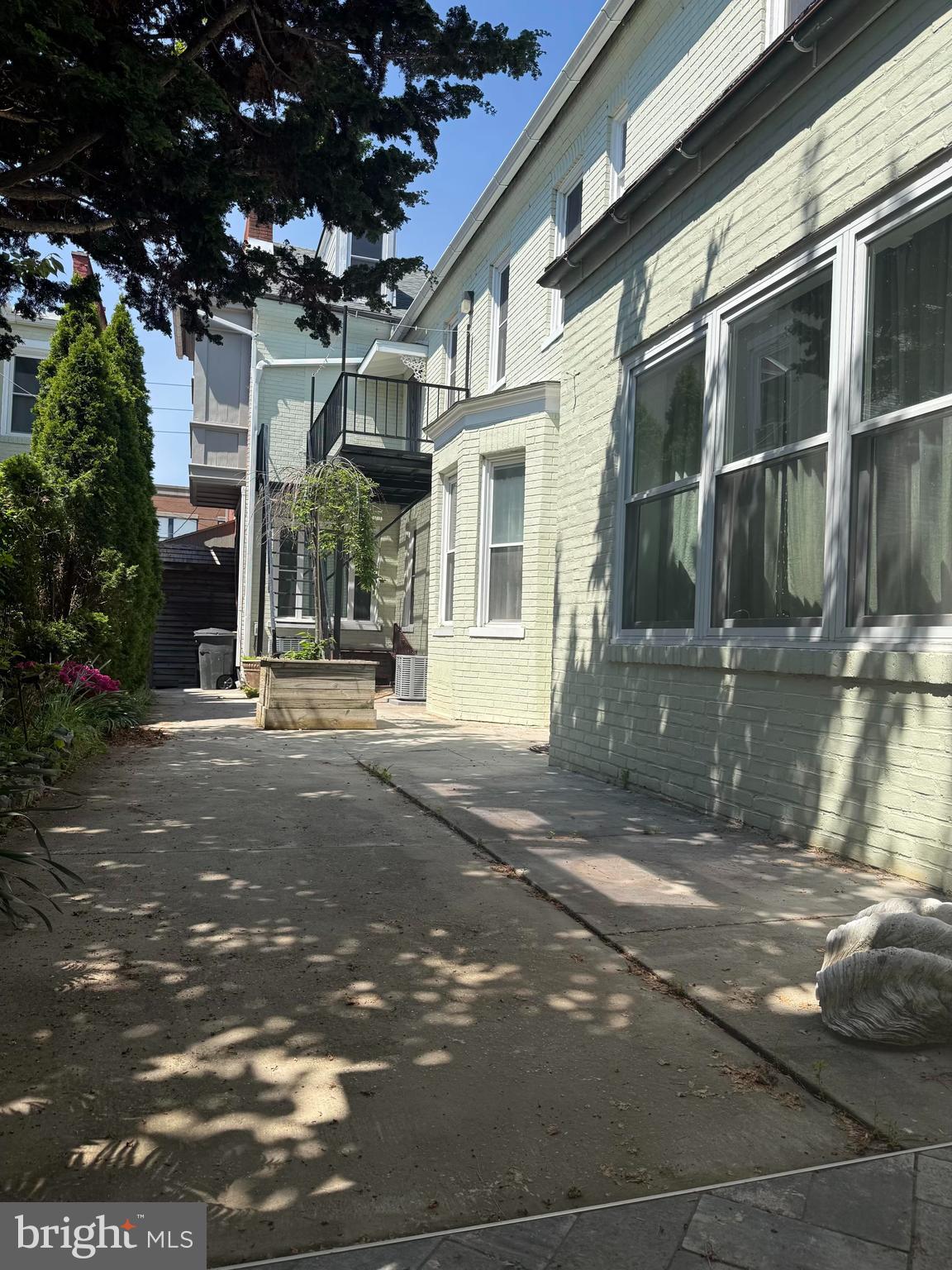 425 N QUEEN STREET