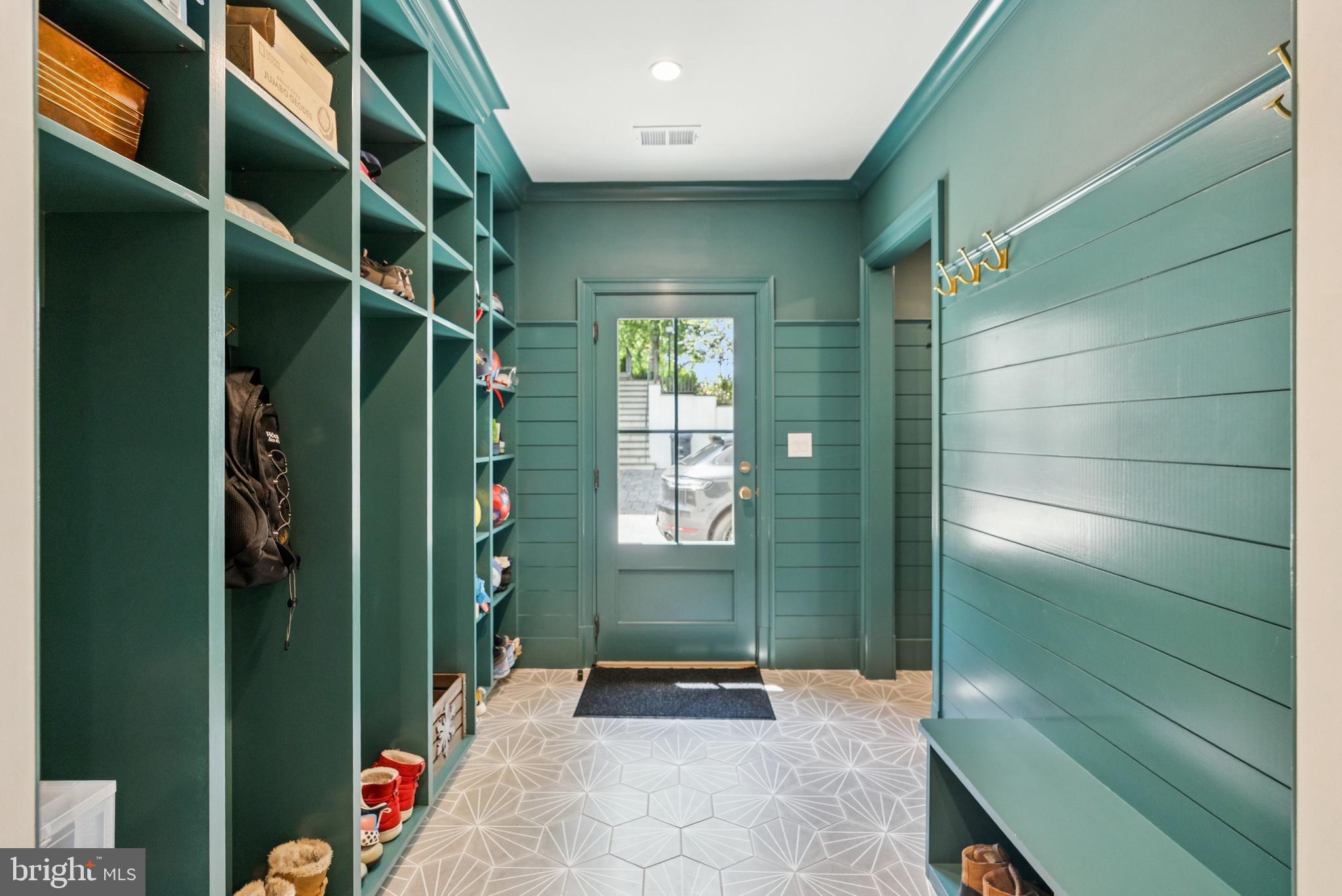 5537 HAWTHORNE PLACE NW