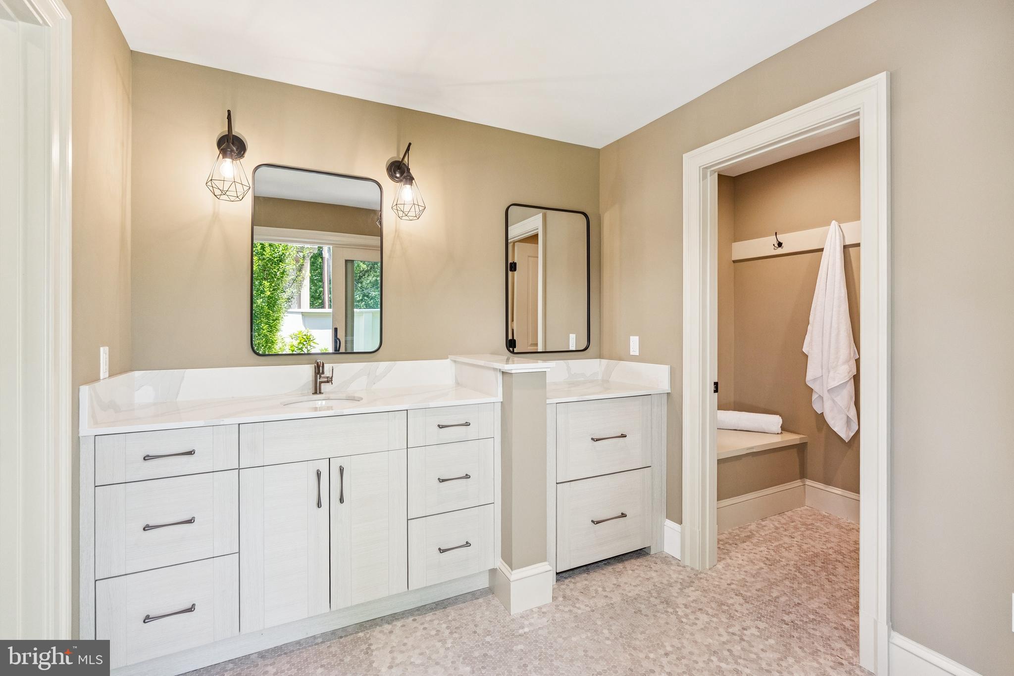 5537 HAWTHORNE PLACE NW