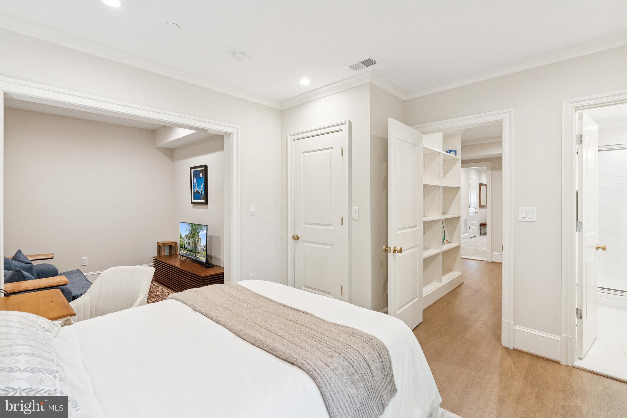 5537 HAWTHORNE PLACE NW