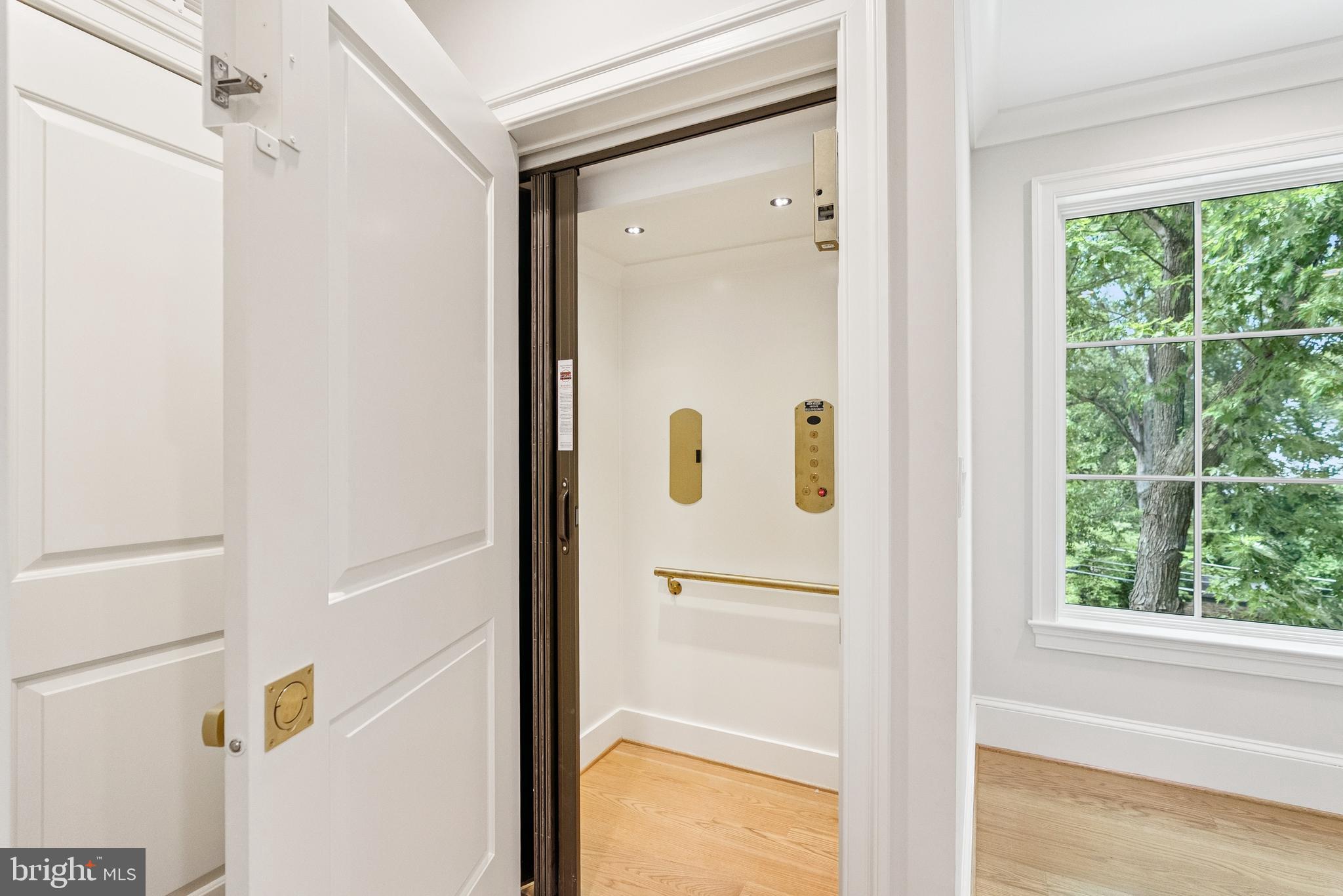 5537 HAWTHORNE PLACE NW