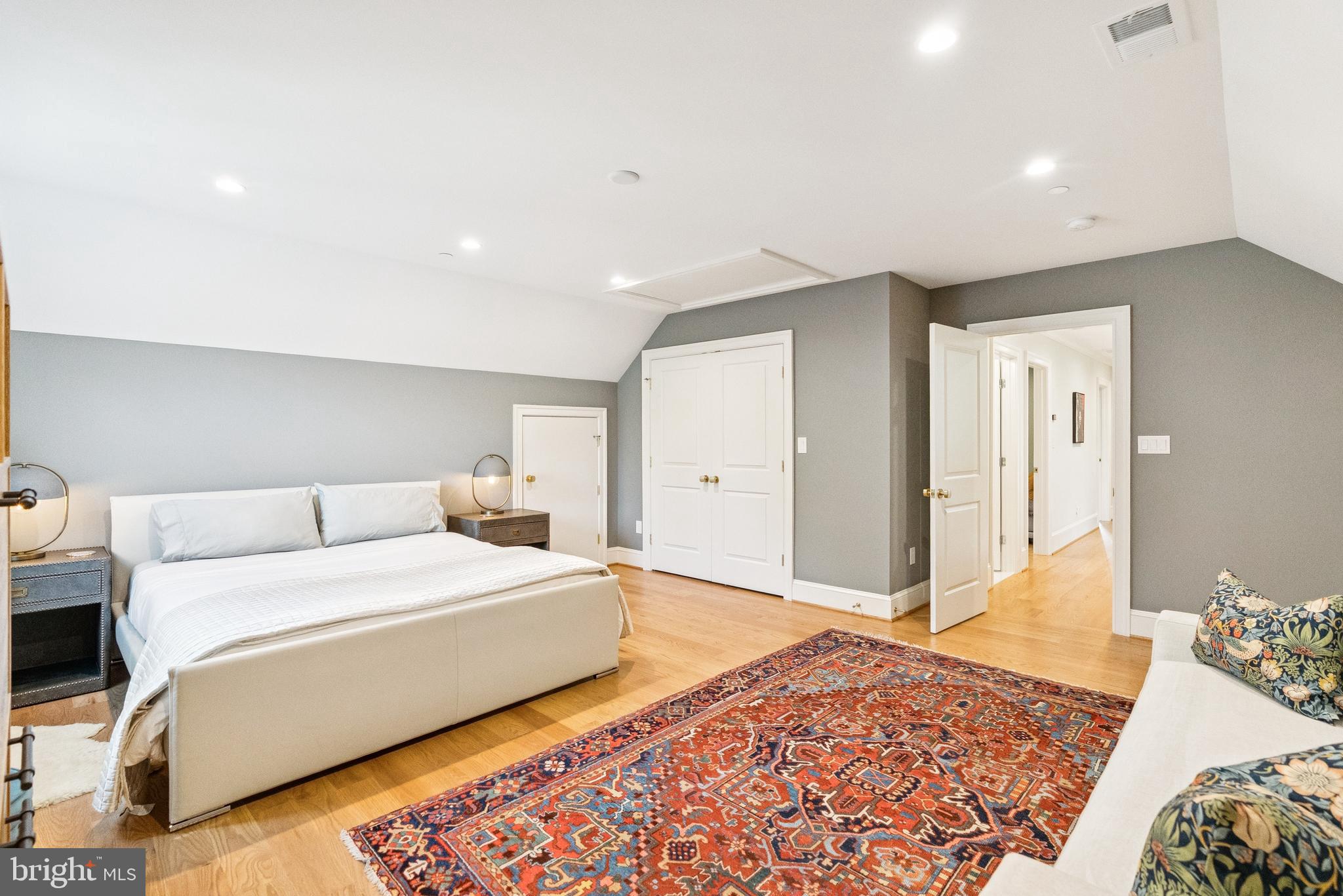 5537 HAWTHORNE PLACE NW