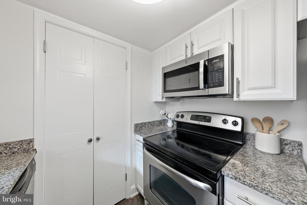 301 G STREET NE Unit: 11