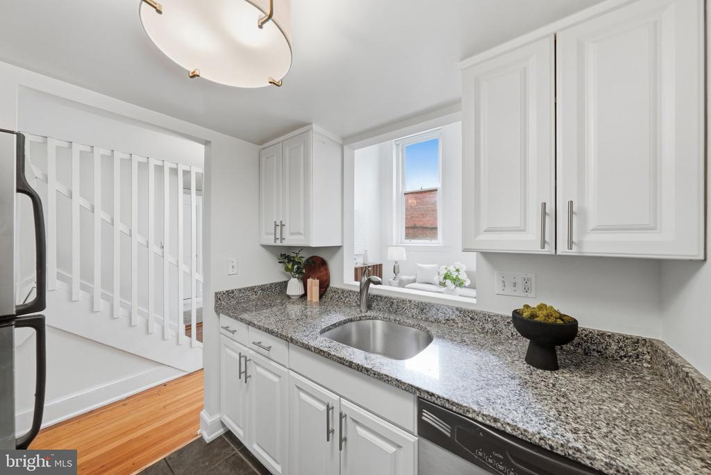 301 G STREET NE Unit: 11