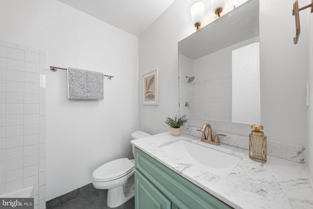 301 G STREET NE Unit: 11
