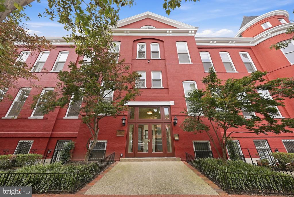 301 G STREET NE Unit: 11