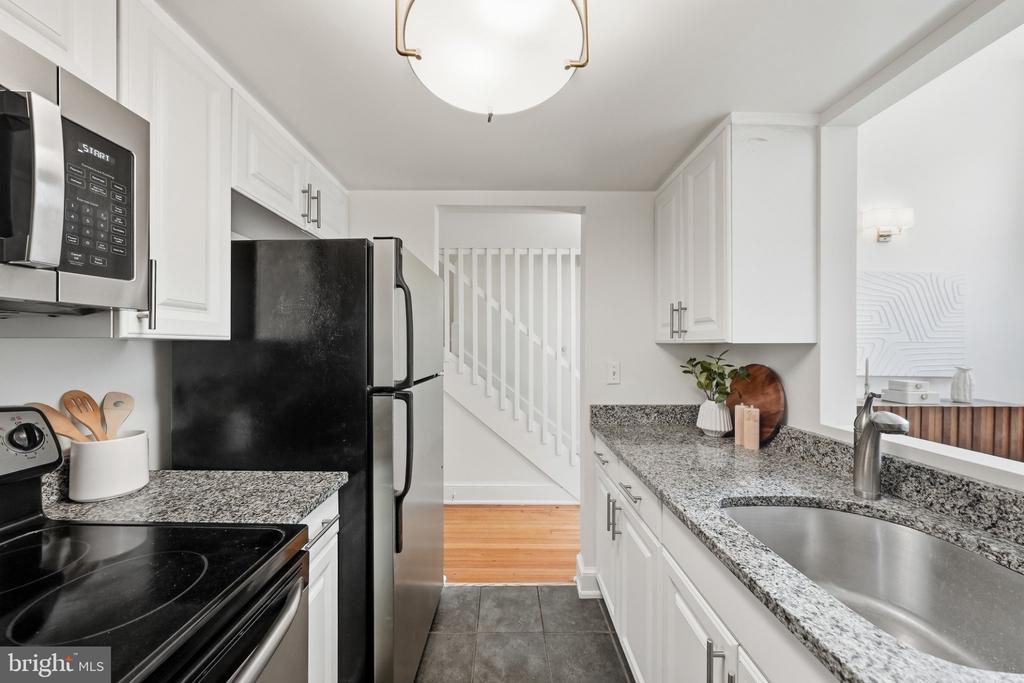 301 G STREET NE Unit: 11