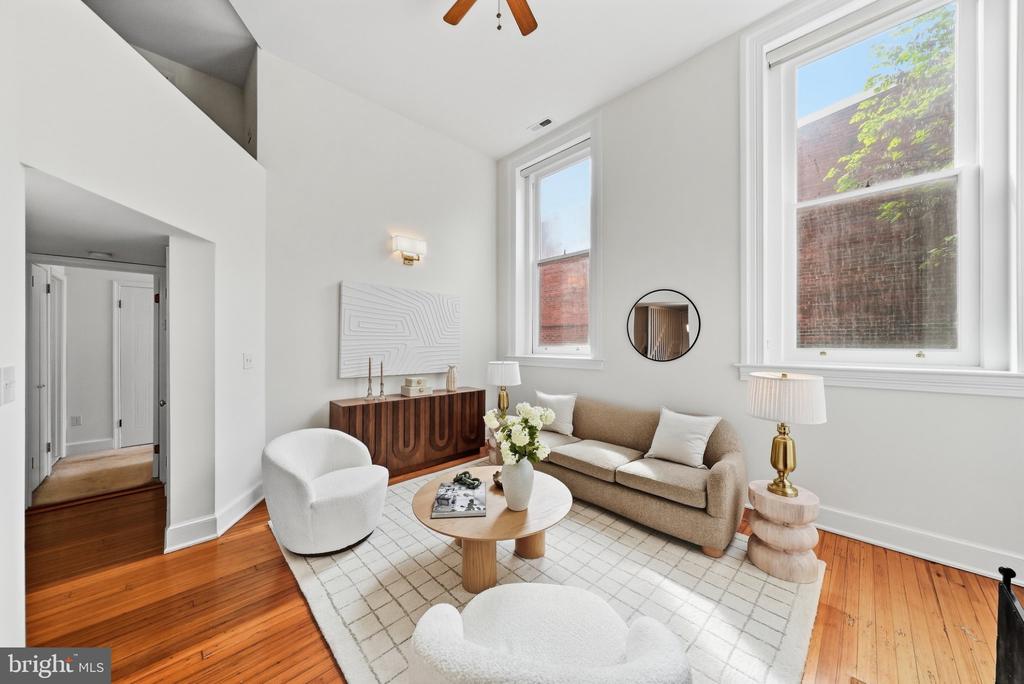 301 G STREET NE Unit: 11