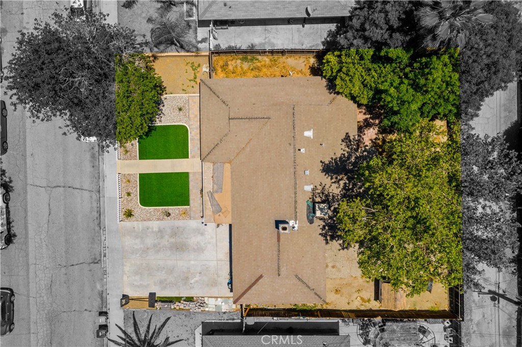 649 W Montrose Avenue