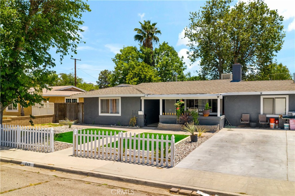 649 W Montrose Avenue