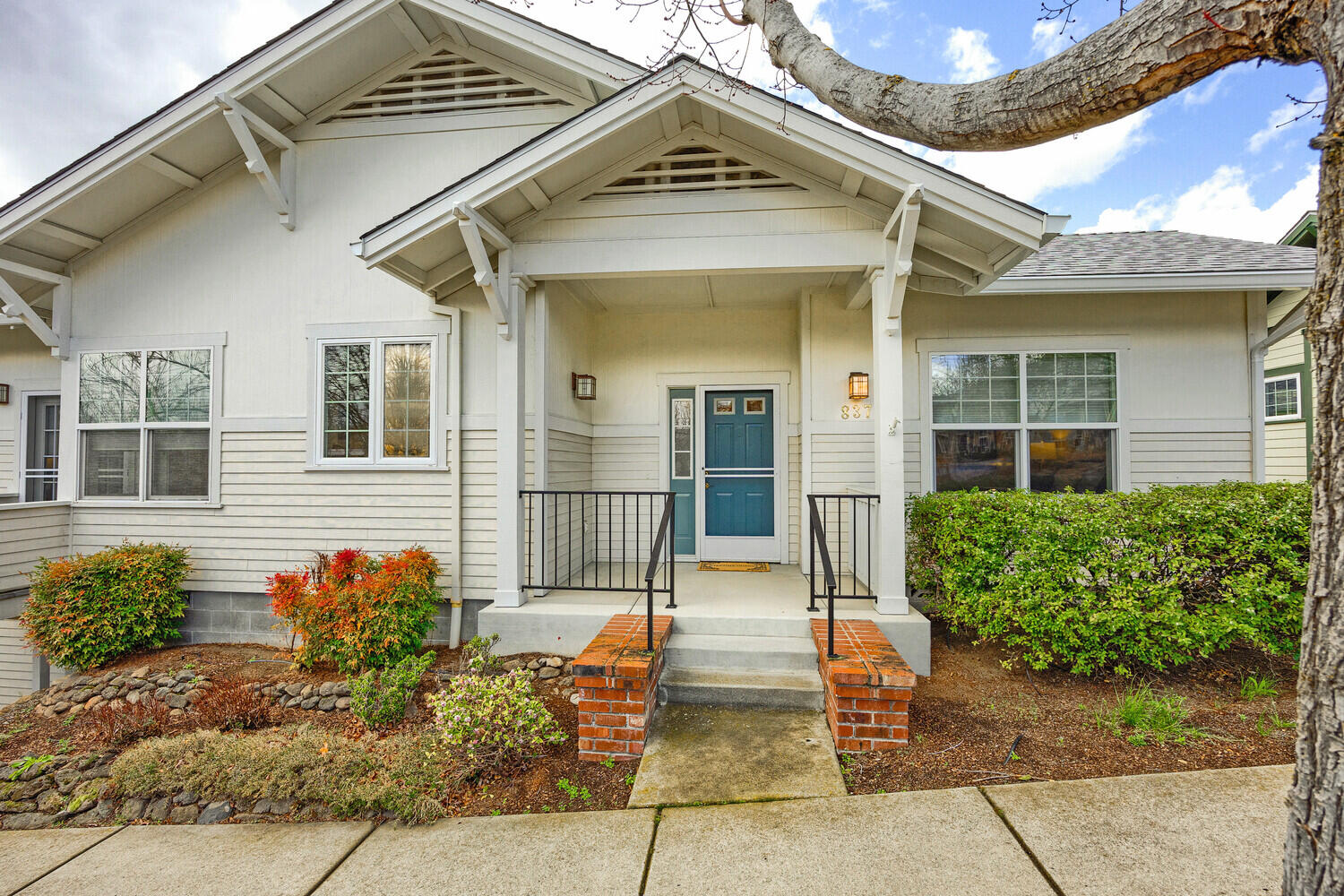 837 N Mountain Avenue