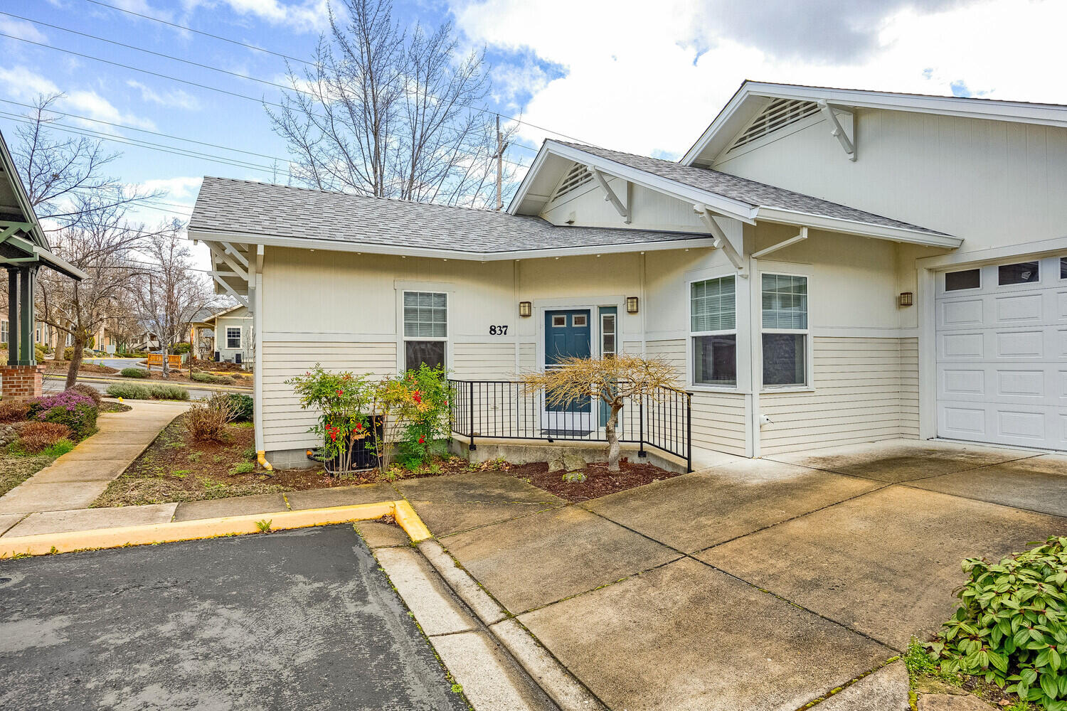 837 N Mountain Avenue
