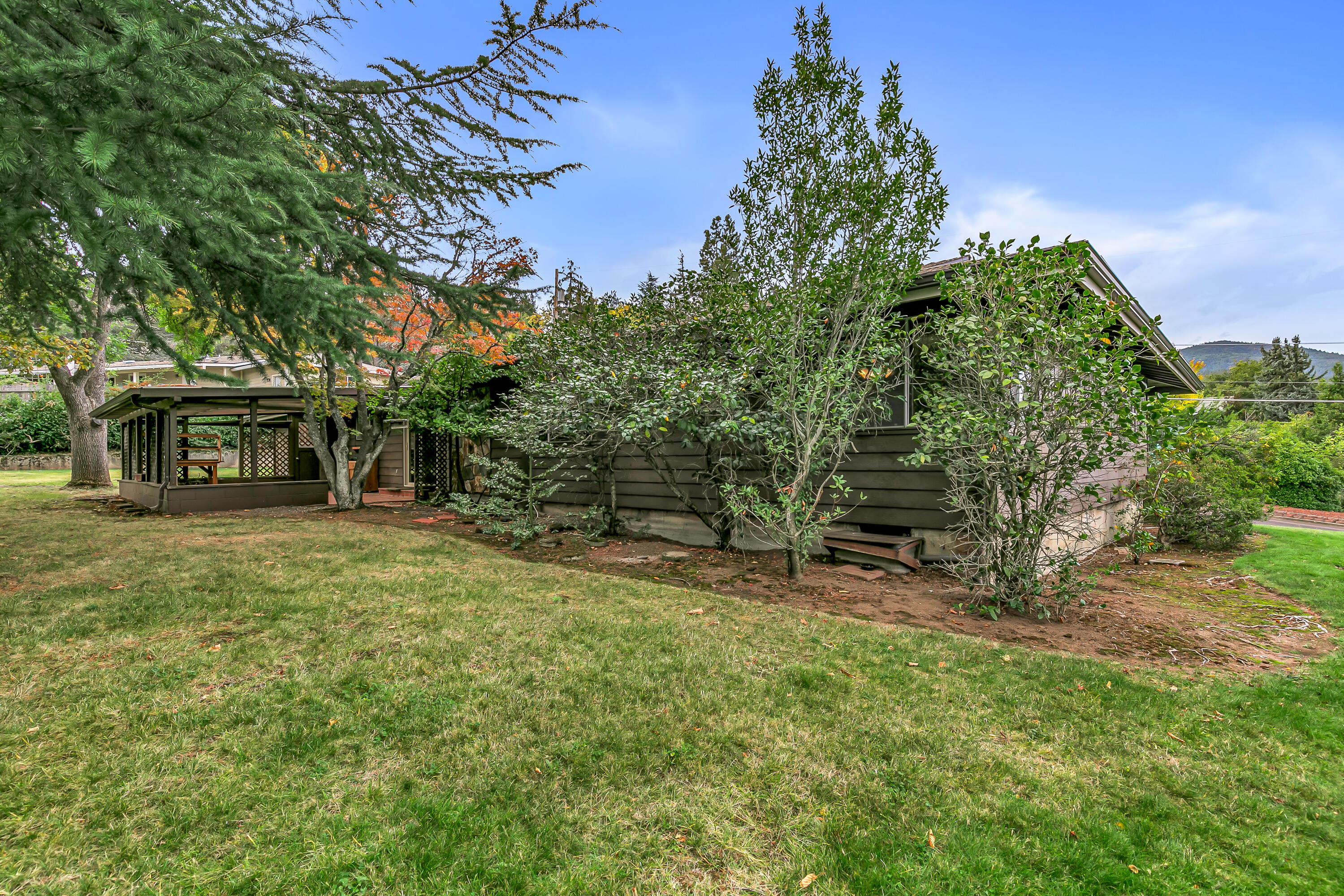 1094 Linda Avenue