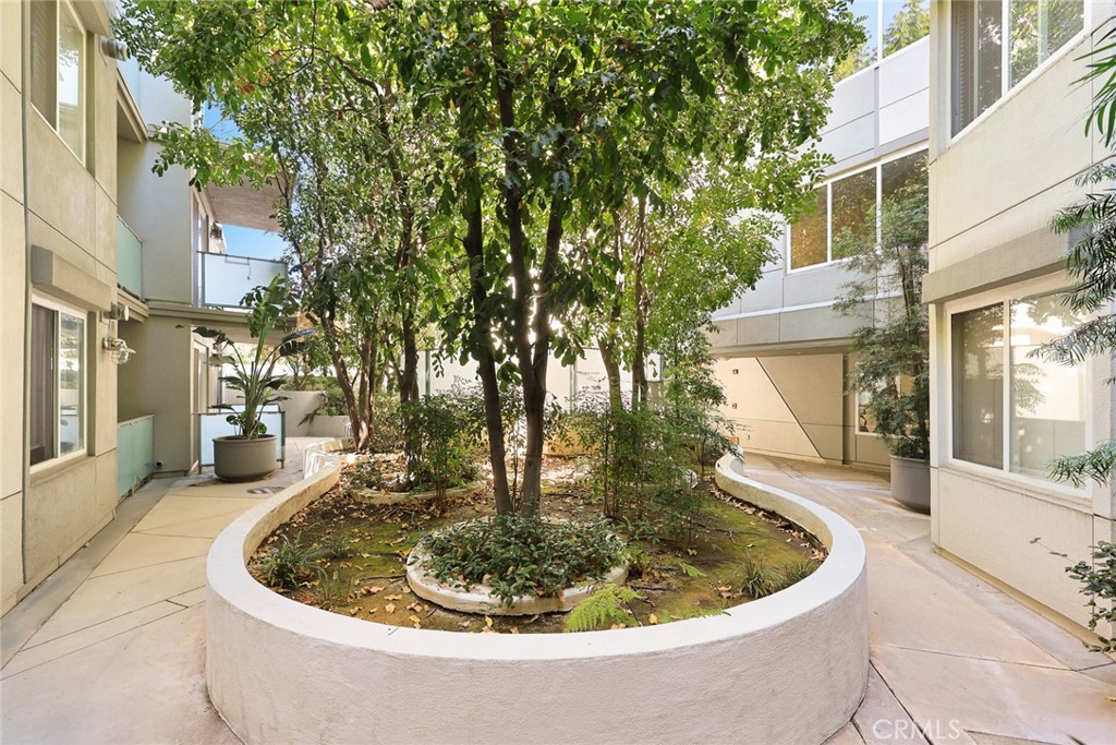 160 S Hudson Avenue 311