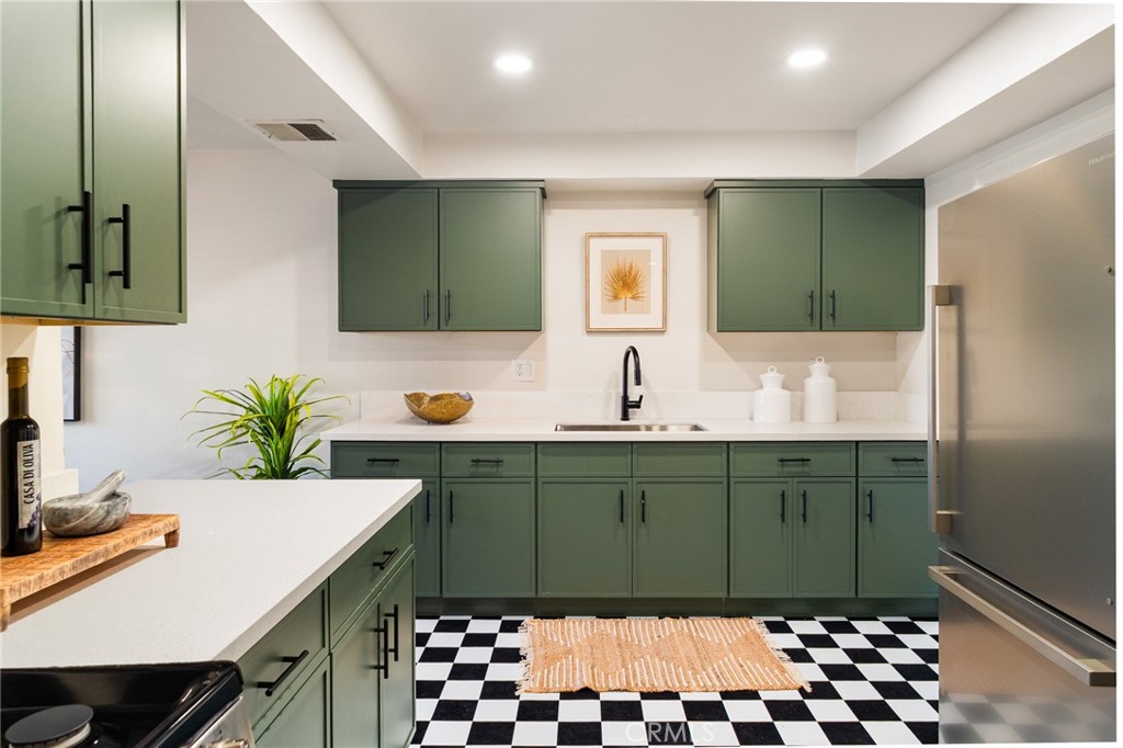 534 S Oak Knoll Ave 103