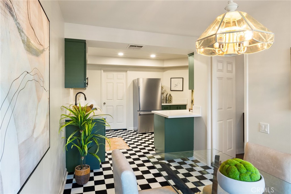 534 S Oak Knoll Ave 103