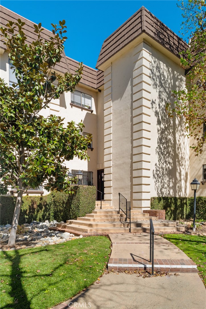 534 S Oak Knoll Ave 103