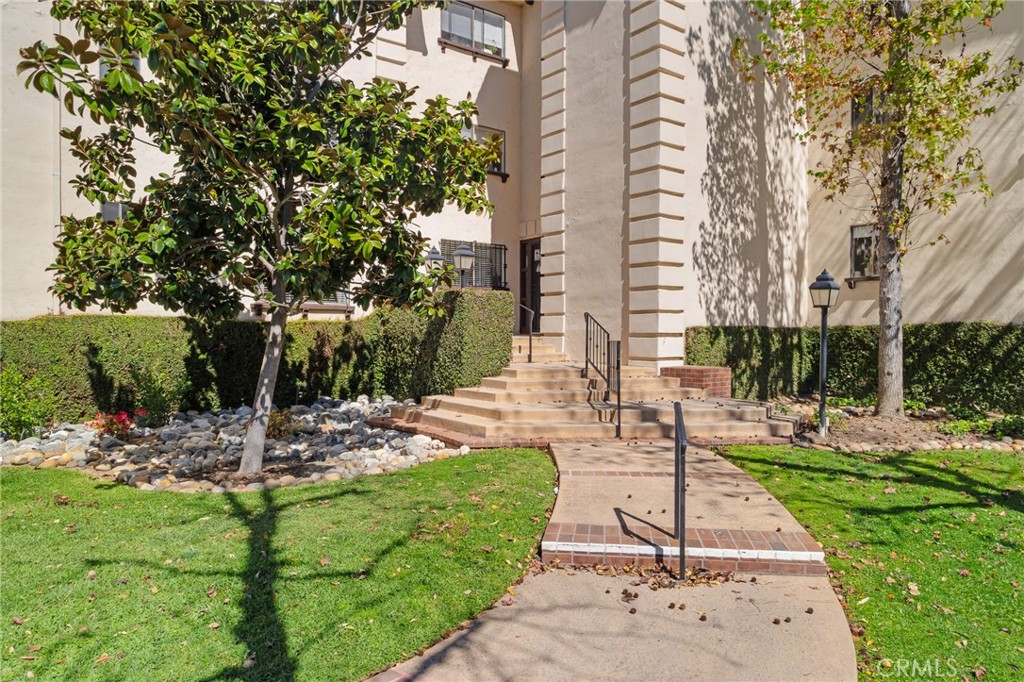 534 S Oak Knoll Ave 103