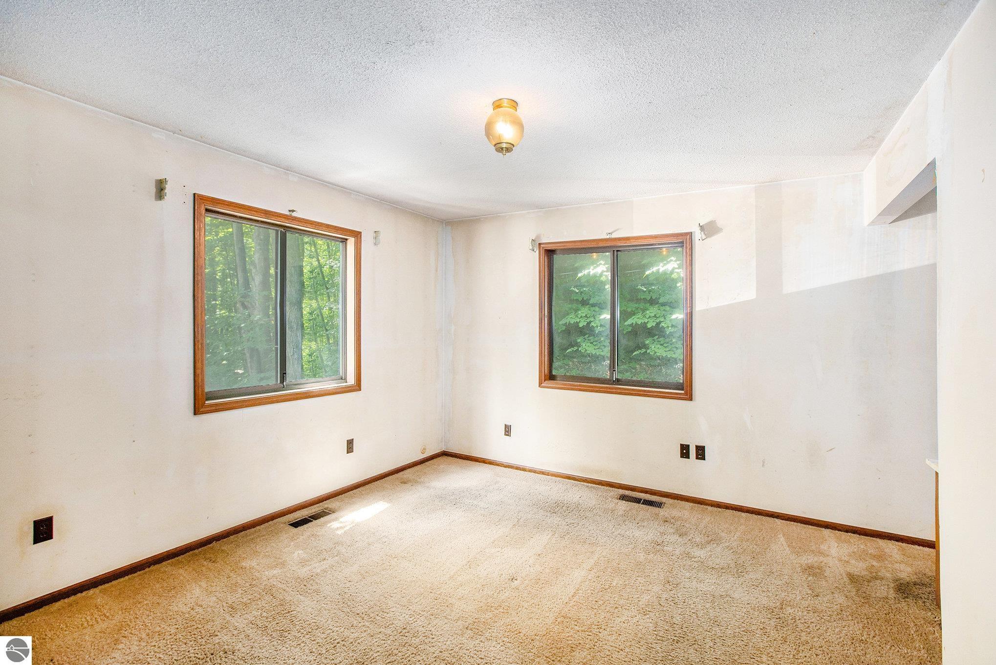 5457 N Manitou Trail