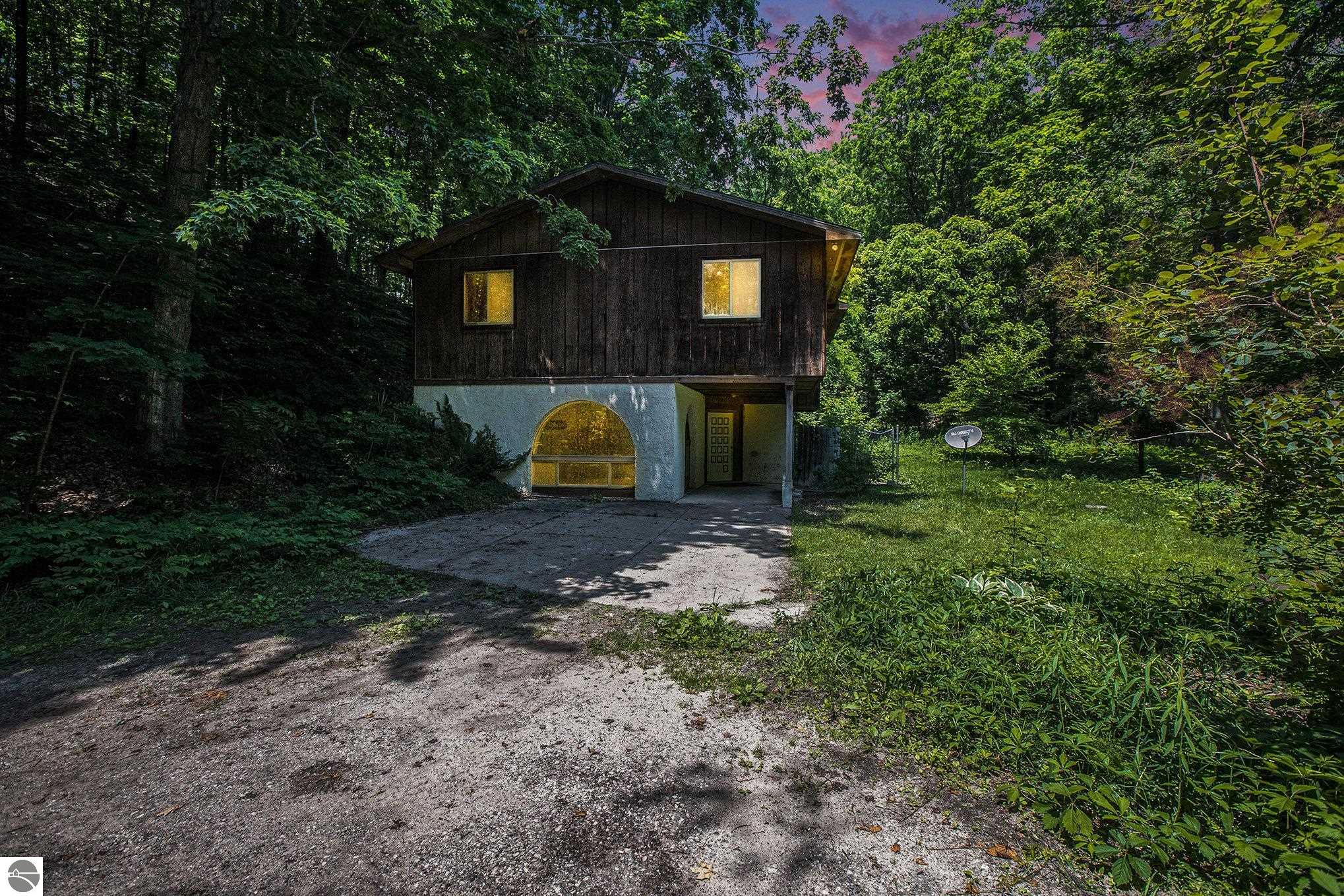 5457 N Manitou Trail
