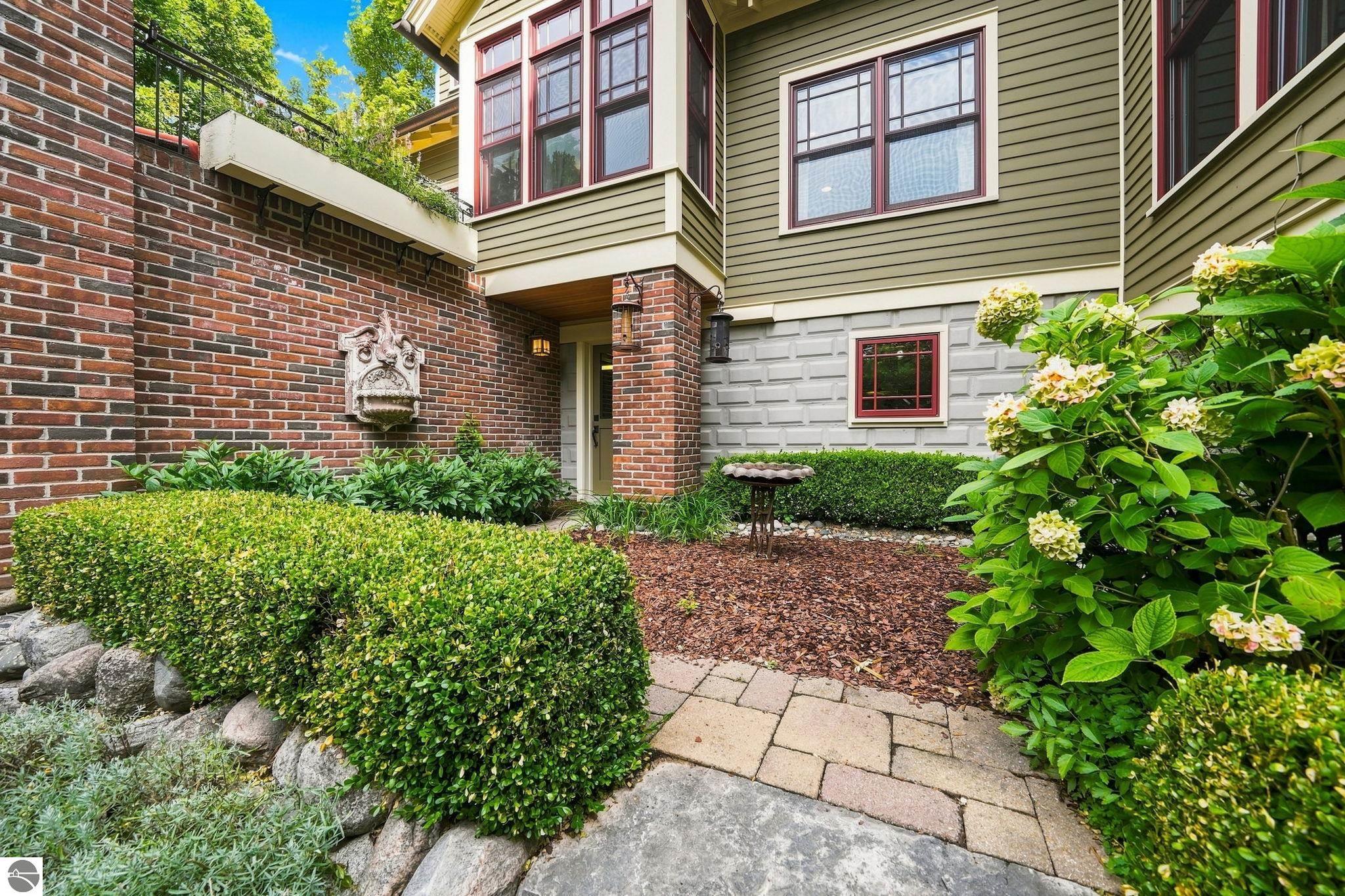 101 S Grand Avenue