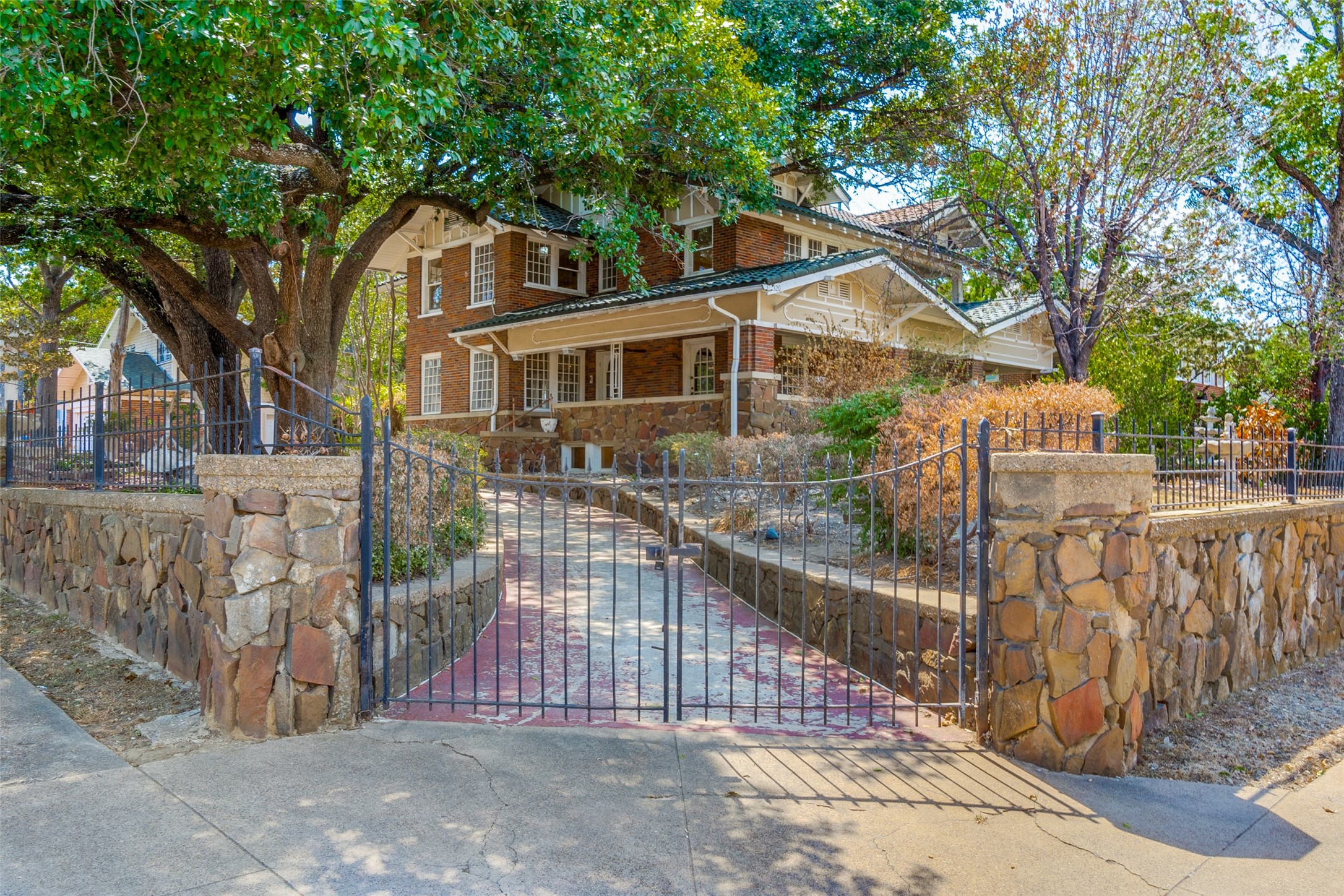 320 E 5th Street