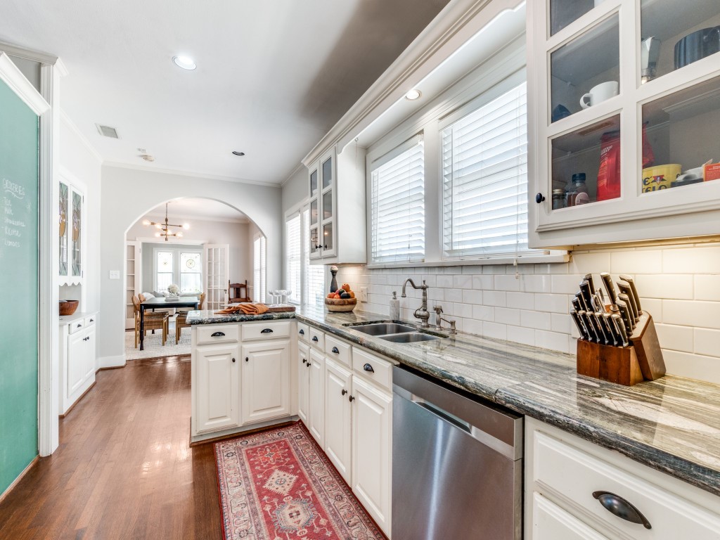 5915 Monticello Avenue