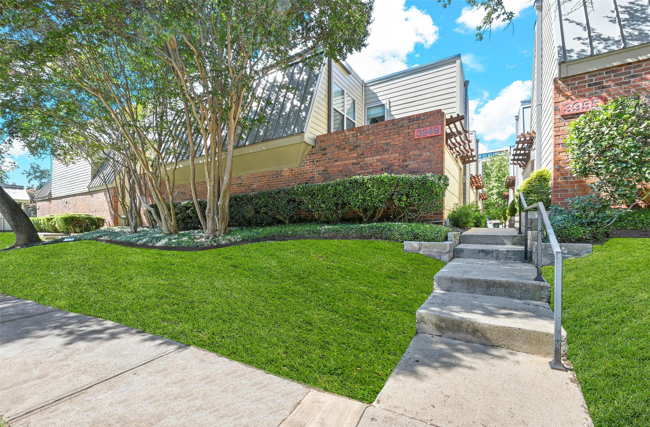 3949 Buena Vista Street E