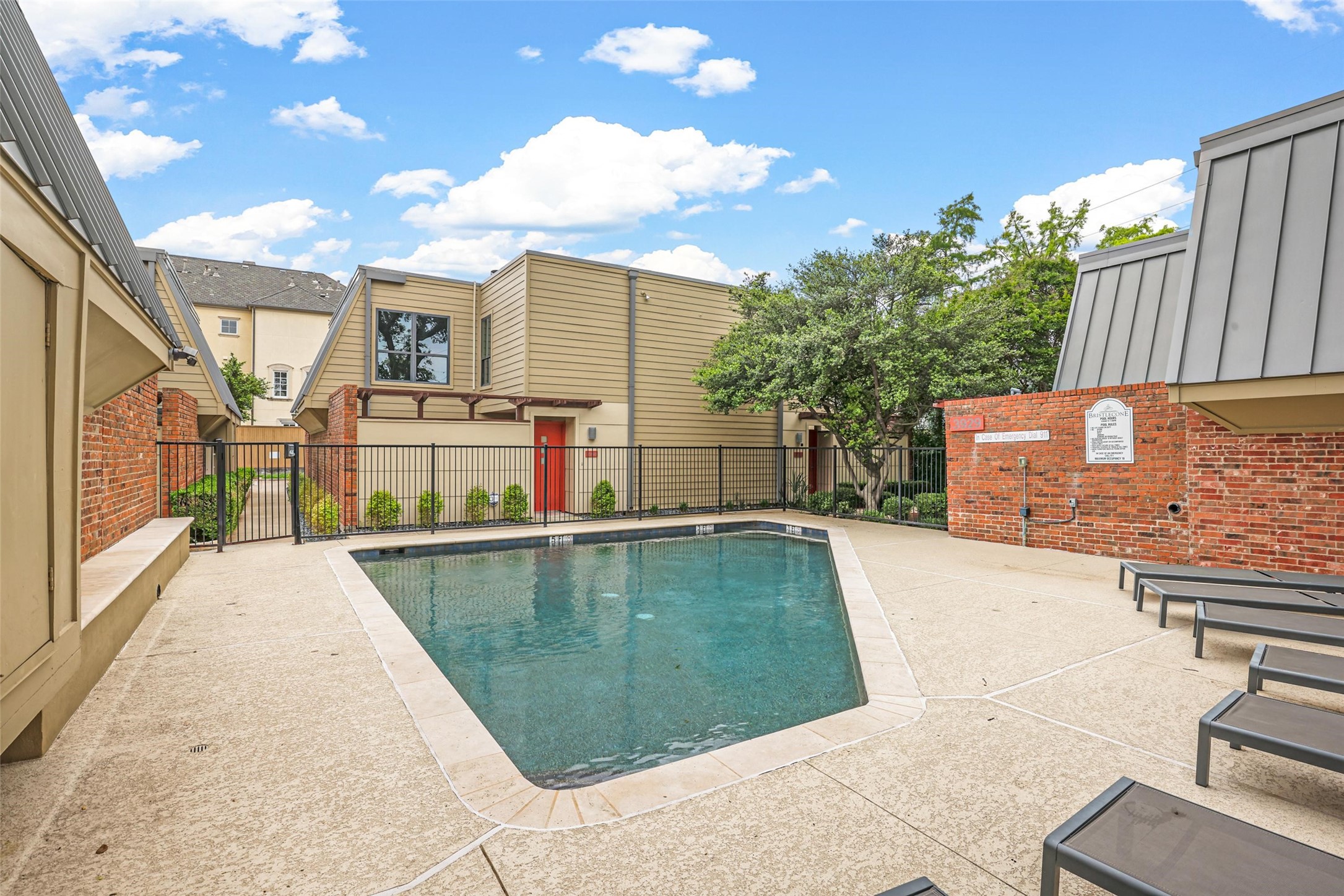 3949 Buena Vista Street E