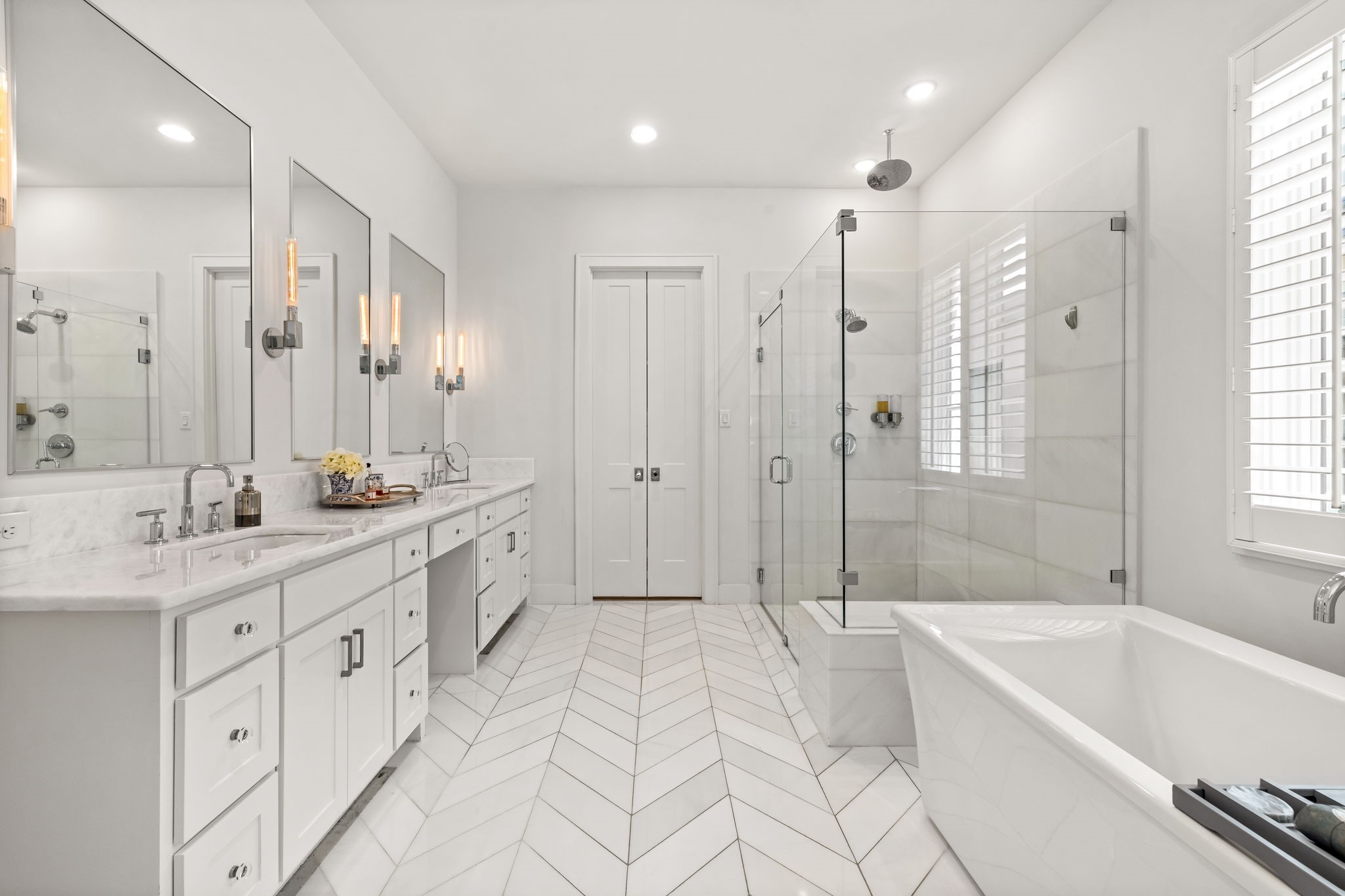 5639 W Amherst Avenue