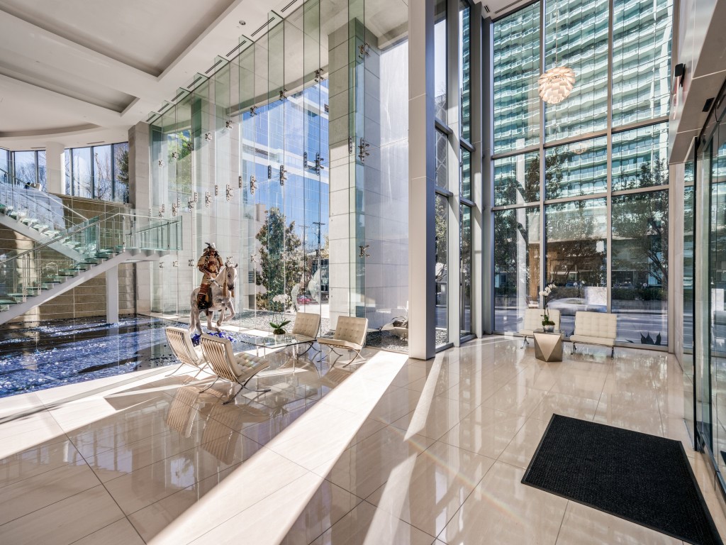 2900 McKinnon Street 2301