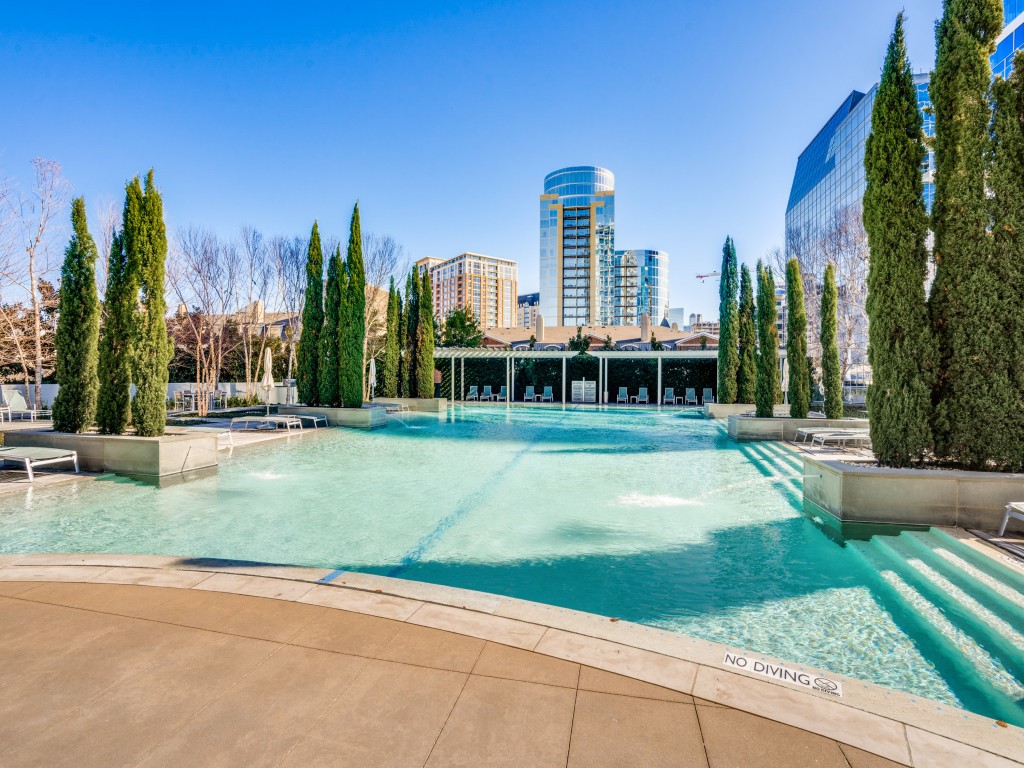 2900 McKinnon Street 2301