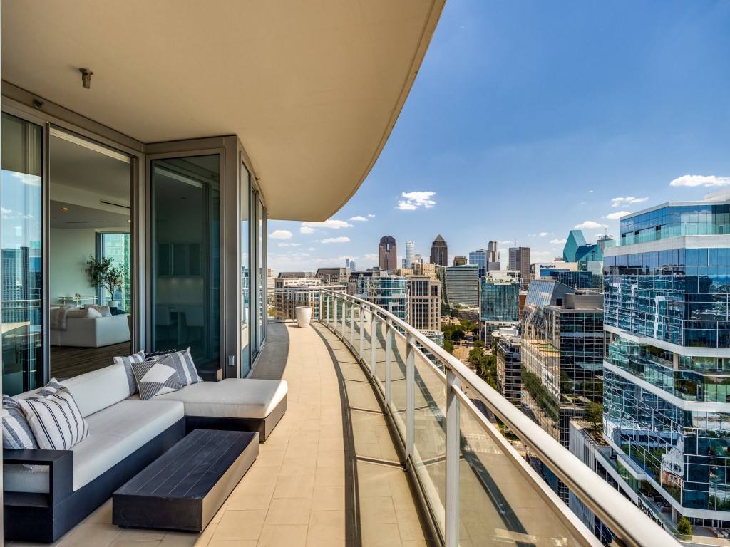 2900 McKinnon Street 2301