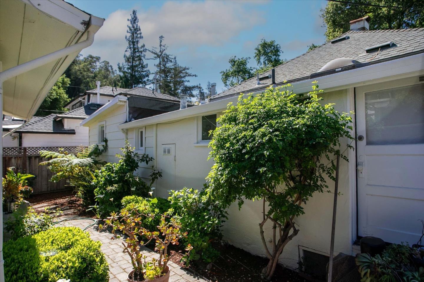 15&15 1/2 Stacia Street