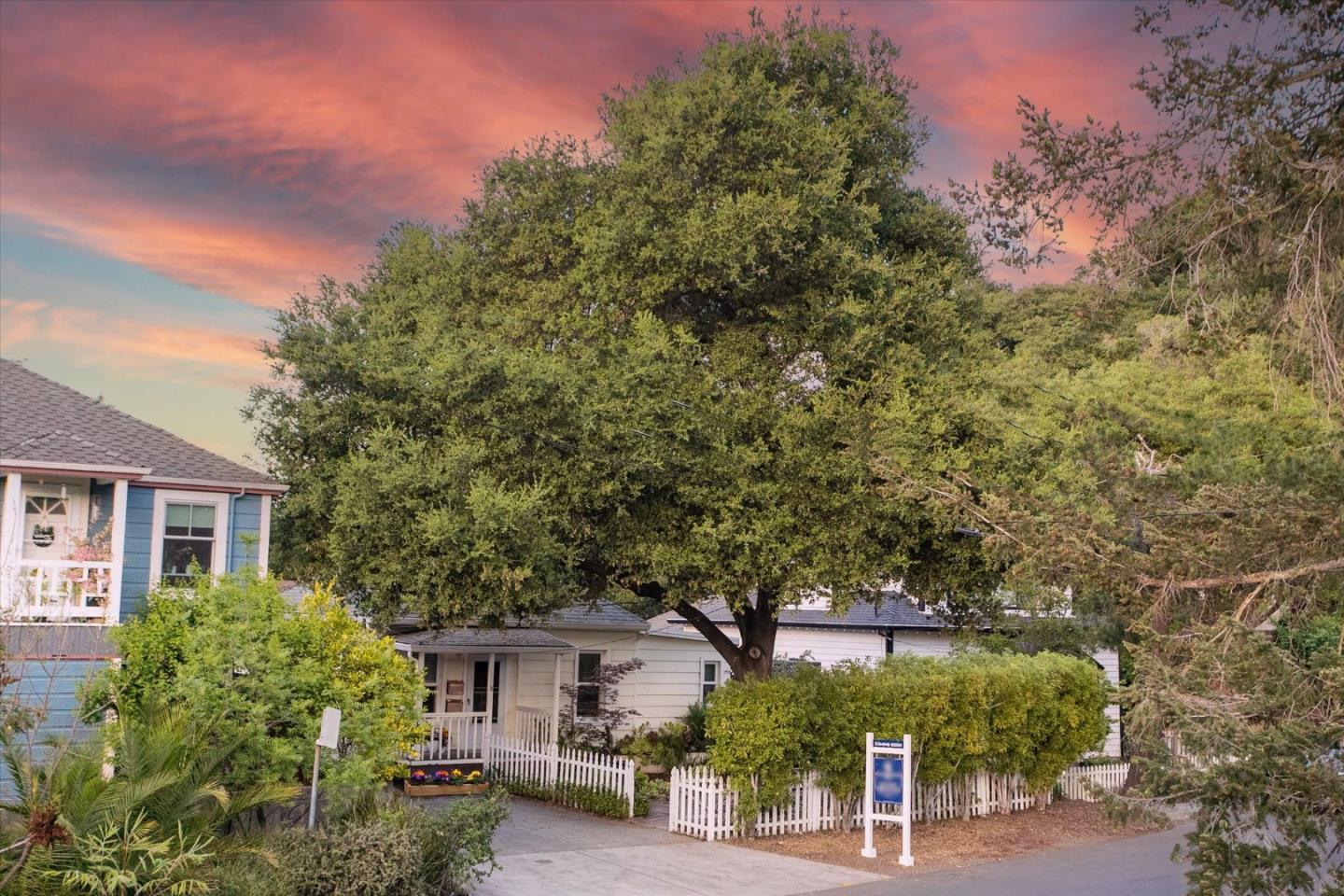 15&15 1/2 Stacia Street