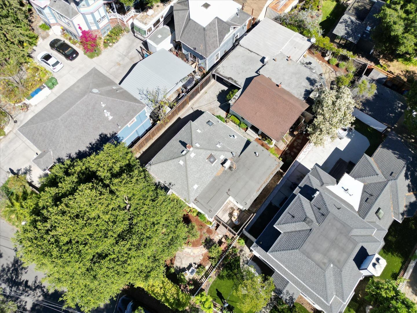 15&15 1/2 Stacia Street