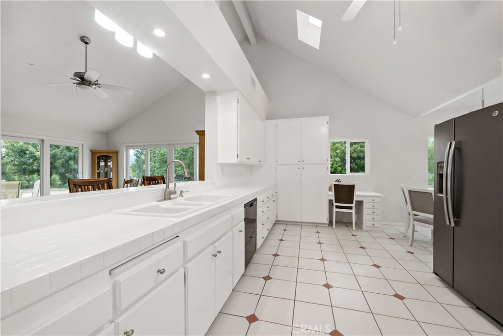 37430 Avenida Chapala