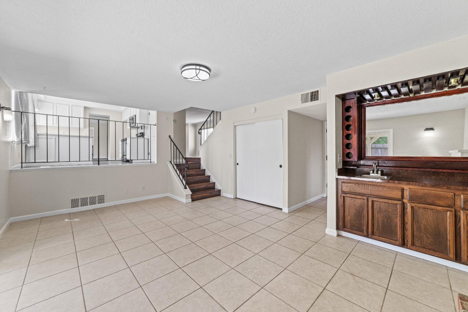 684 Los Lunas Way
