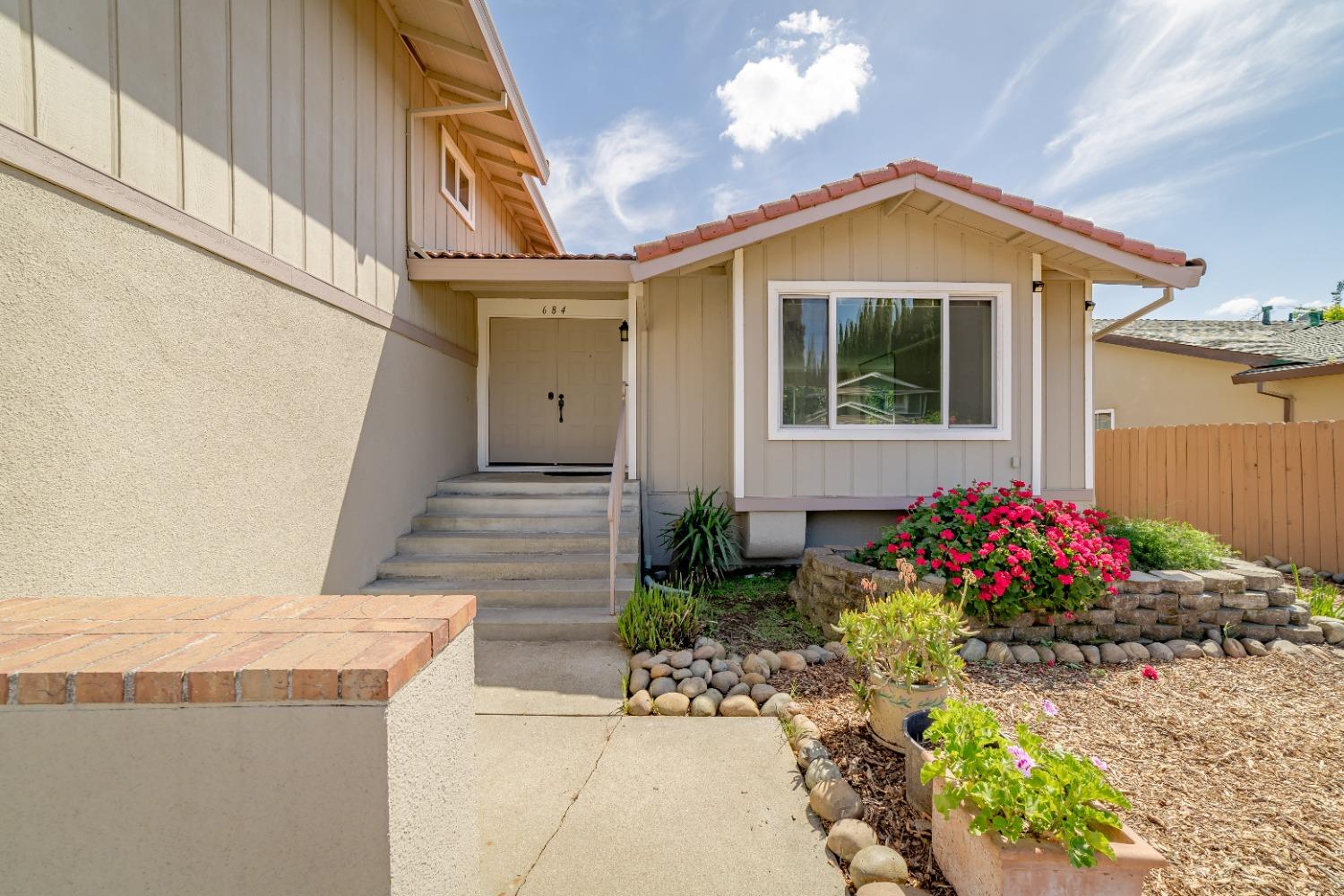 684 Los Lunas Way